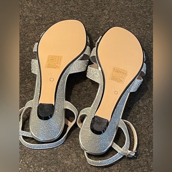 LIKE NEW! Size 7 Touch Ups by Benjamin Walk Lena Wedge Silver Sandals. - Picture 6 of 7